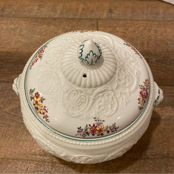 Wedgwood Etruria England “Patrician” Covered Tureen Paw Feet Stunning - Picture 7 of 15